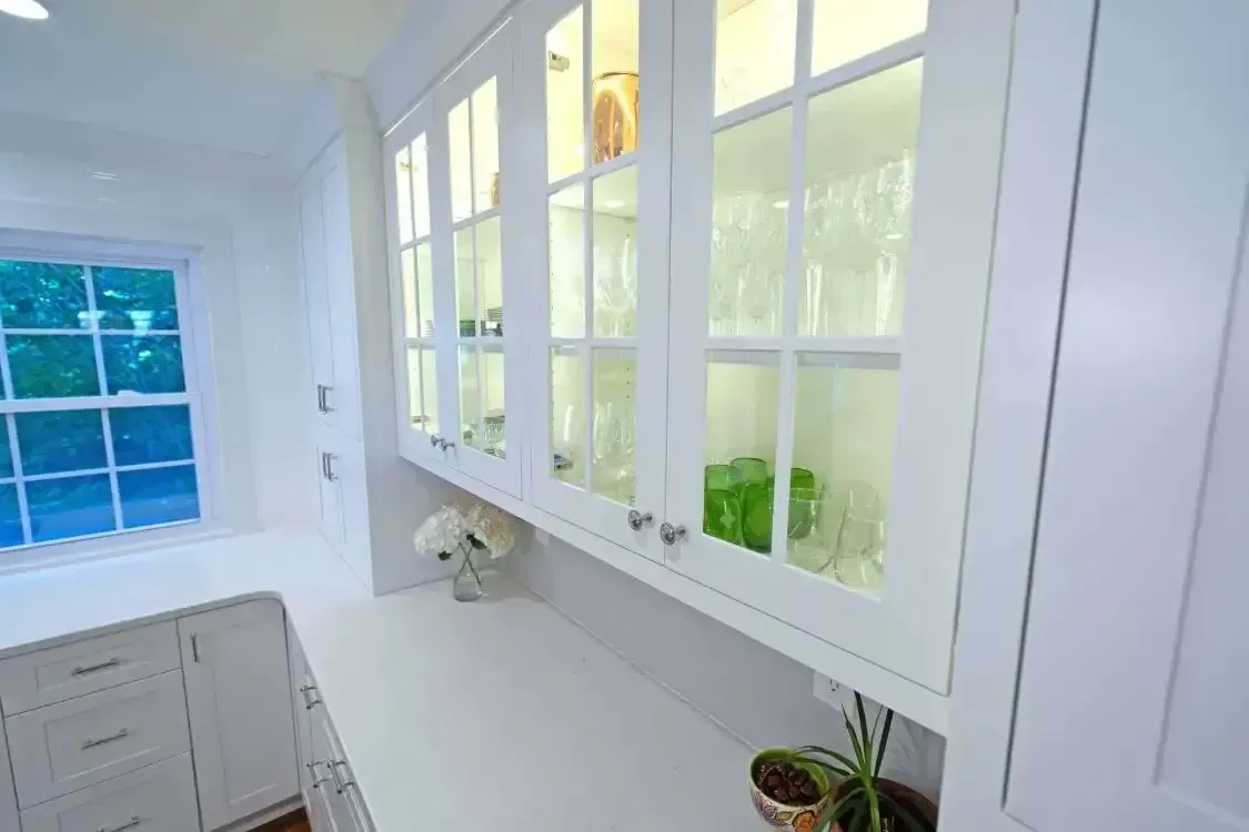 Vienna VA kitchen remodel with glass front display cabinets and lighting