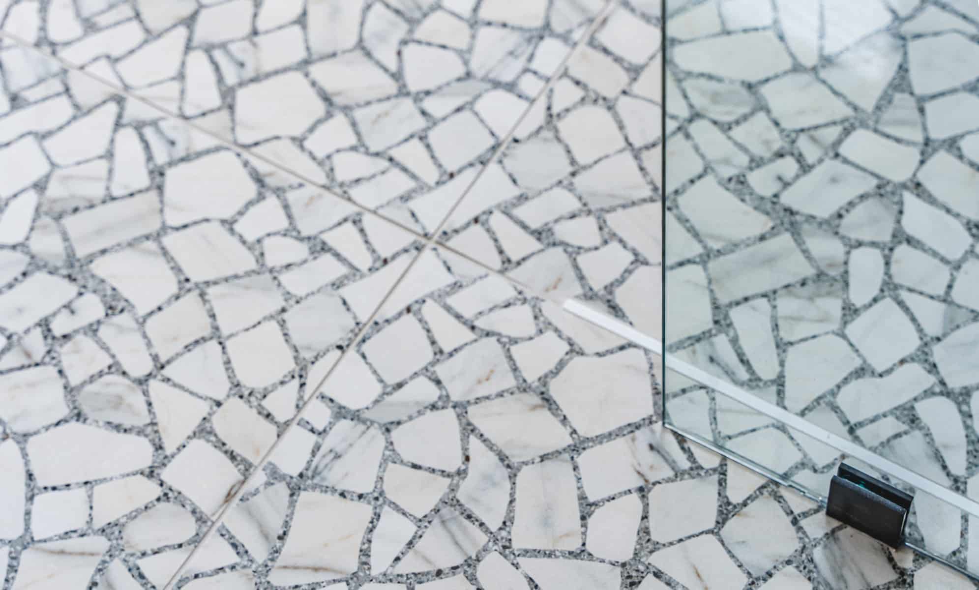 Bathroom with a Marble tile
