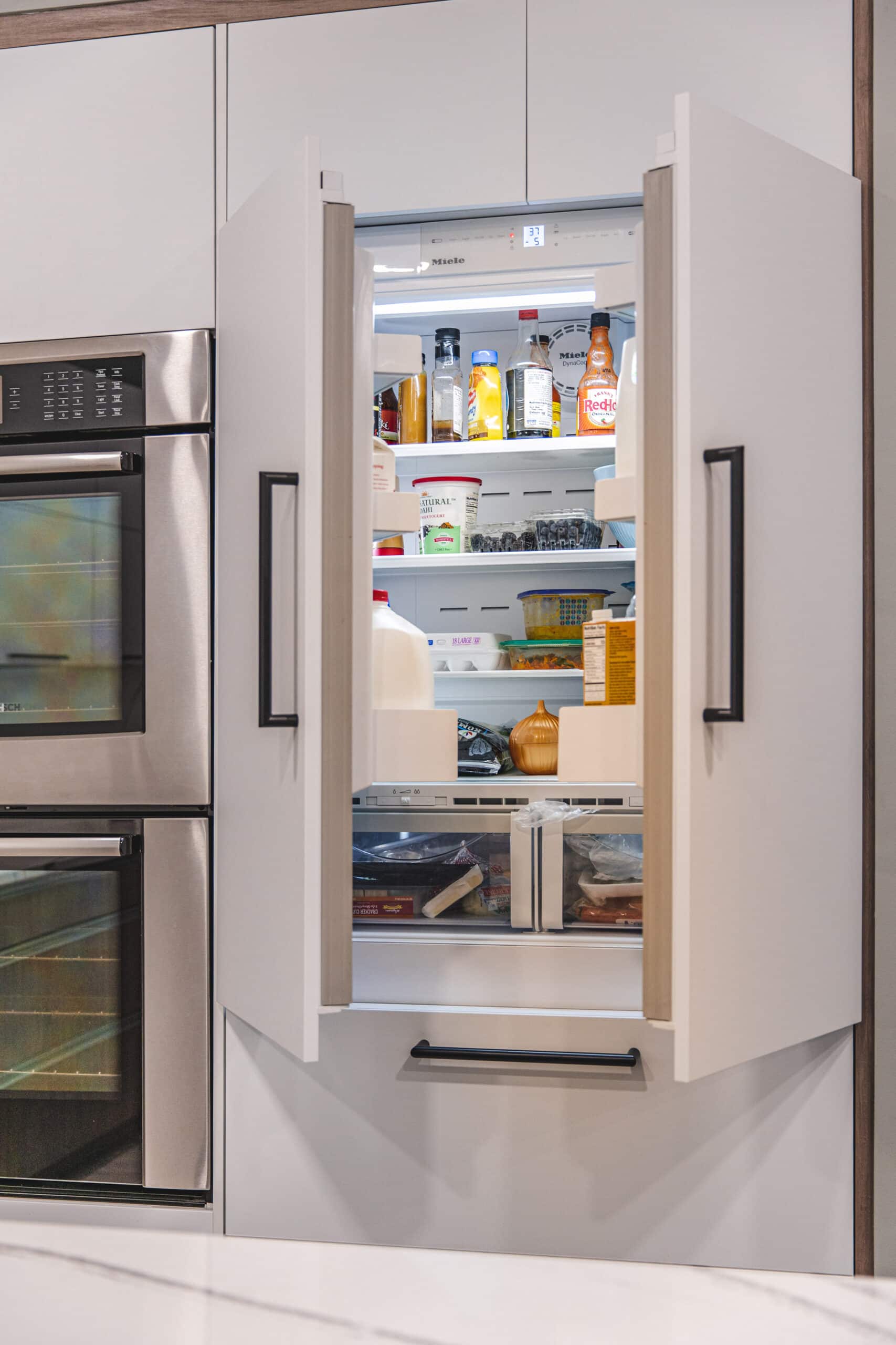 Refrigerator with open and closed doors