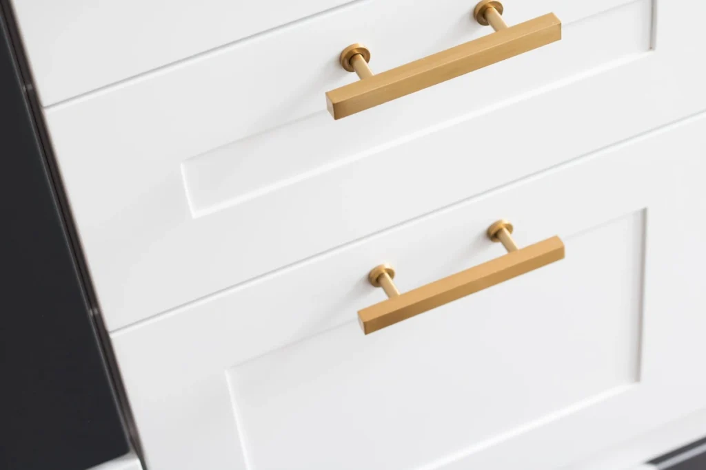 Choosing the Perfect Kitchen Cabinet Handles: Style, Function, and Tips 1 modern knob of kitchen cabinets